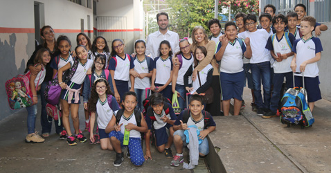 Silvania, professora dos alunos do quarto ano, Naila Mourthé e  Pedro Henrique Magalhães Azevedo, assessores da Presidência